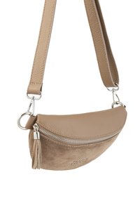 Svetlo rjava crossbody torba, kombinacija usnja in semstonine, v obliki polmeseca, s srebrnim zadrgo in detajlom s frufrujem, ter nastavljivim trakom.