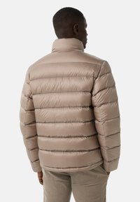 Beige pufferjakke med høj krave, der har vandrette sømlinjer og en glat, blank overflade. Bagfra, ingen synlige logoer.