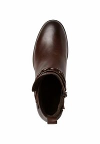 Hnědá kožená kotníková obuv s zaoblenou špičkou, texturovaným límcem a zapínáním na zip, s měkkou vnitřní podšívkou pro pohodlí.