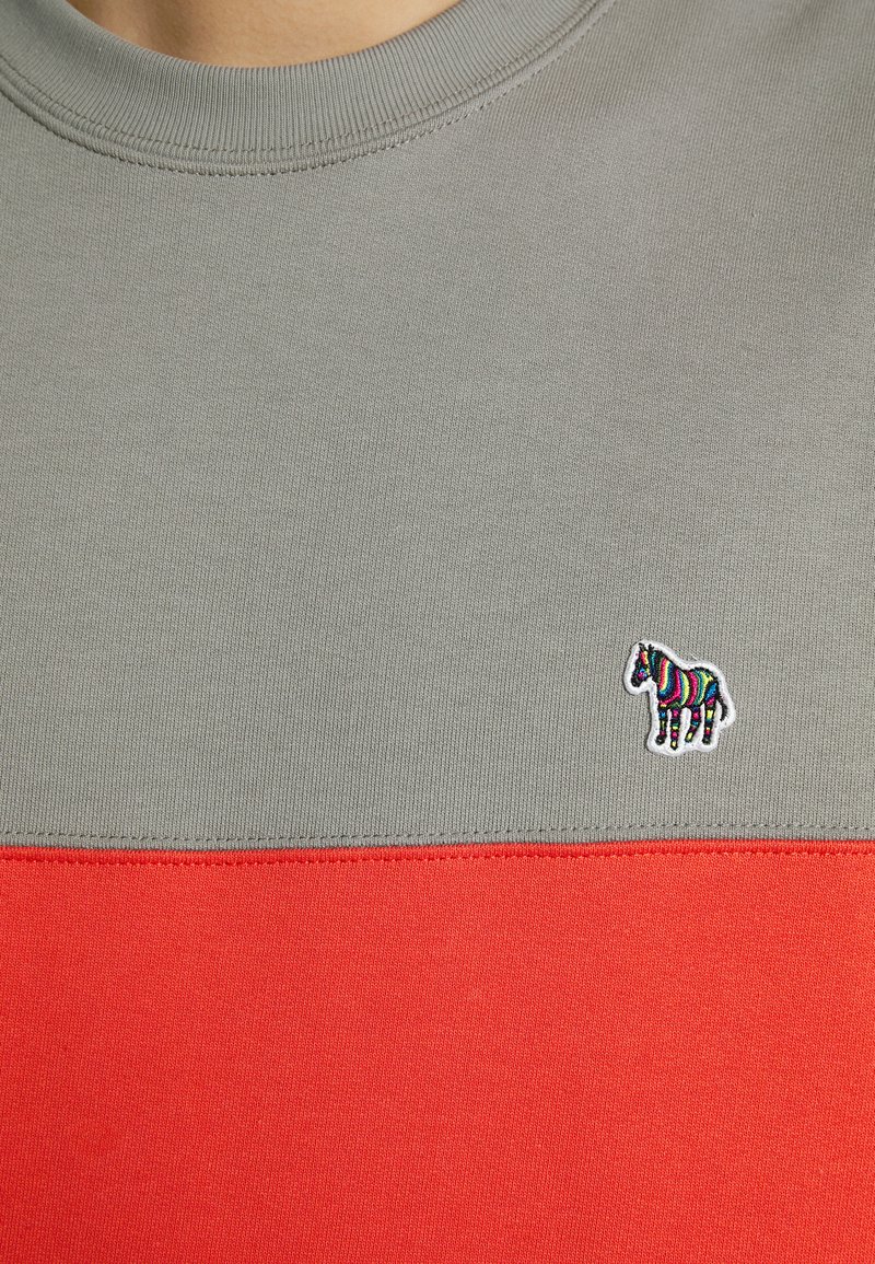 Herren T-shirts & Polos | PS Paul Smith REG FIT ZEBRA Sweatshirt grey/orange/green/grau - DJ38292 Herren T-shirts & Polos | PS Paul Smith REG FIT ZEBRA Sweatshirt grey/orange/green/grau - DJ38292