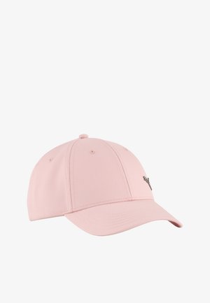 Casquette de baseball rose clair avec des panneaux cousus, une visière incurvée et un petit logo métallique sur le côté, présentée sur un fond blanc.