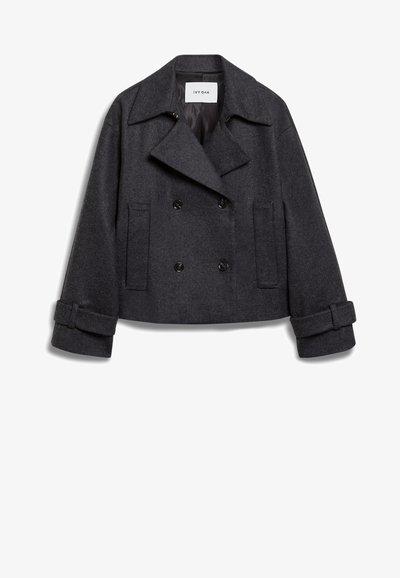 Sivši dvoredni skrajšan plašč iz volne, s širokimi klapnicami, dvema sprednjima žepoma in zvitimi manšeti z gumbastimi detajli.