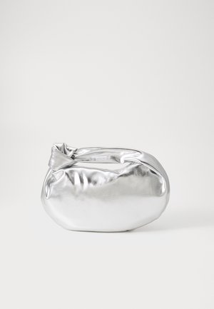 Mała metaliczna srebrna torebka o miękkim, zaokrąglonym kształcie i detalem uchwytu w postaci węzła, na jednolitym białym tle.