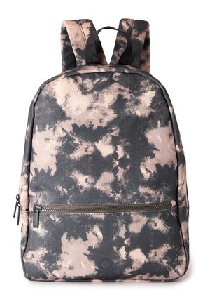 Mochila de lona con patrón tie-dye en negro y beige, bolsillo frontal con cremallera y correas de transporte negras.