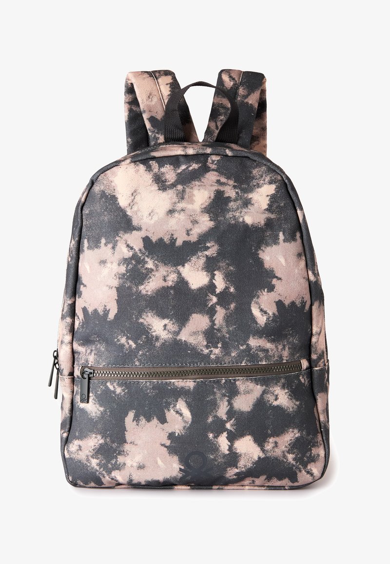 Zaino in tela con motivo tie-dye nero e beige, tasca anteriore con cerniera e spallacci neri.