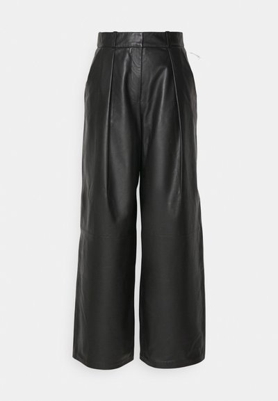 Zwarte leren wijde broek met een hoge taille, voorzien van plooien en een gladde textuur, ontworpen voor een ontspannen pasvorm.