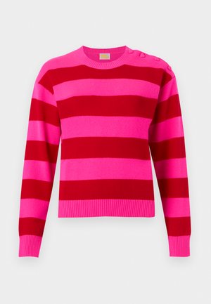 Hosszú ujjú kötött pulóver széles, vízszintes rózsaszín és piros csíkokkal, valamint három gombbal a bal vállán.
