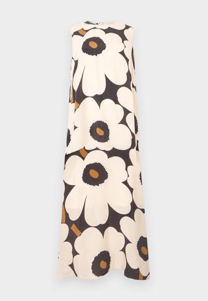 Ærmeløs lang kjole med stort hvidt og sort blomsterprint og brune accenter på beige baggrund.