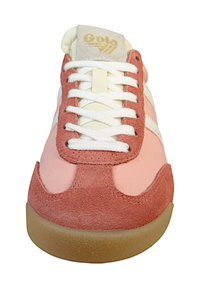 Sneaker wykonany z połączenia różowego zamszu i gładkiej skóry, z białymi sznurowadłami i beżową gumową podeszwą. Logo Gola na języku.