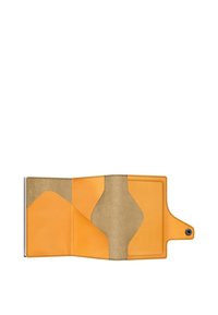 Orange læderpung med et minimalistisk design. Har en tan interiør og en trykknaplukning. Viser glatte og teksturerede overflader.