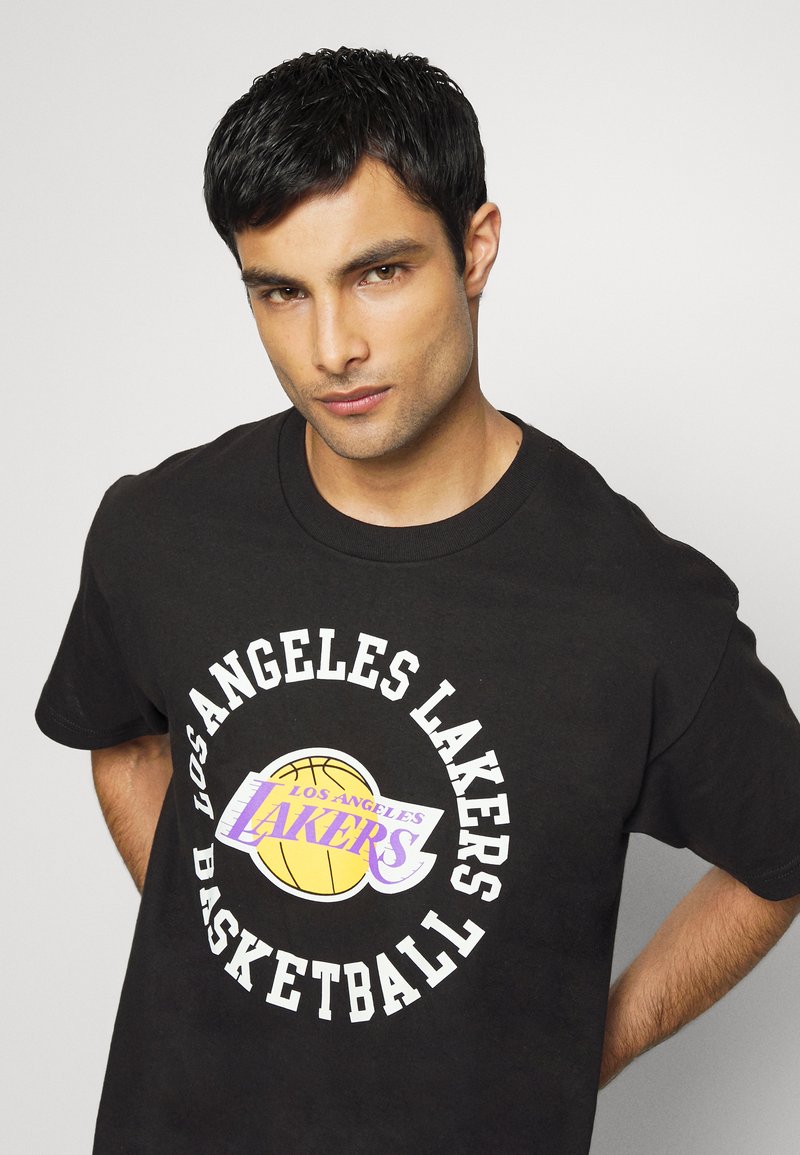 Herren Sportbekleidung | Mitchell & Ness NBA LOGO TEE LOS ANGELES LAKERS Vereinsmannschaften black/schwarz - TH97442 Herren Sportbekleidung | Mitchell & Ness NBA LOGO TEE LOS ANGELES LAKERS Vereinsmannschaften black/schwarz - TH97442