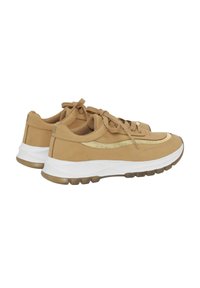 Las zapatillas de ante en color topo presentan una franja de acento dorado, punta redondeada y una suela intermedia blanca con una suela de goma transparente. Los cordones están ligeramente deshilachados.