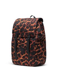 Mochila Herschel con una base negra que presenta un estampado de leopardo marrón y naranja, tapa superior, correas ajustables y bolsillo frontal.
