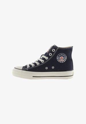 Marine lærred høje sneakers med hvide snørebånd og gummisål; har logo-patch, metaløjer og kontrastfuld hvid syning.
