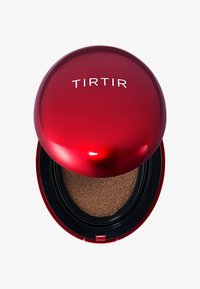 Boîtier compact rond rouge à finition brillante, avec le logo « TIRTIR » sur le dessus, dévoilant un applicateur en éponge foncé à l'intérieur.