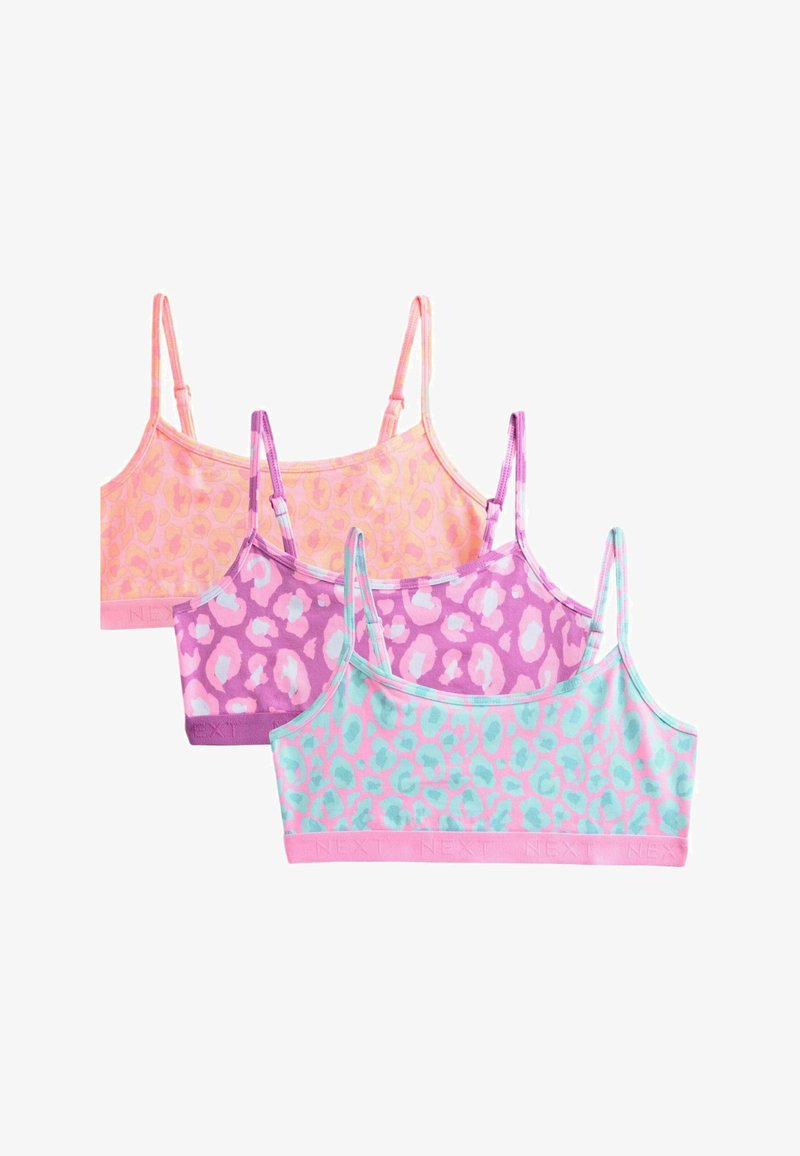 Trois soutiens-gorge de sport imprimé léopard en orange pastel, violet et bleu avec des bandes élastiques roses et des bretelles réglables.