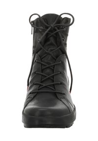 Zwarte leren laars met een hoog ontwerp, voorlacing, textuur oppervlak en een rode accent op de hak.