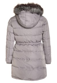 Grå vadderad kappa med huva i päls, åtdragen midja och ribbade manschetter. Horisontellt quiltat mönster över hela kroppen.