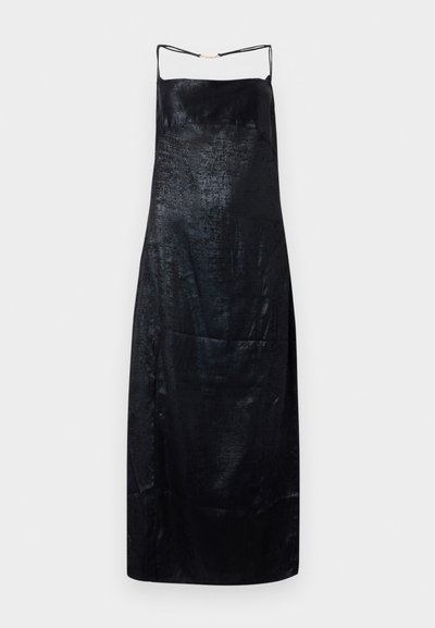Vestito nero in satin con una texture liscia, caratterizzato da spalline sottili e una leggera lucentezza. Silhouette semplice e dritta con dettagli minimi.