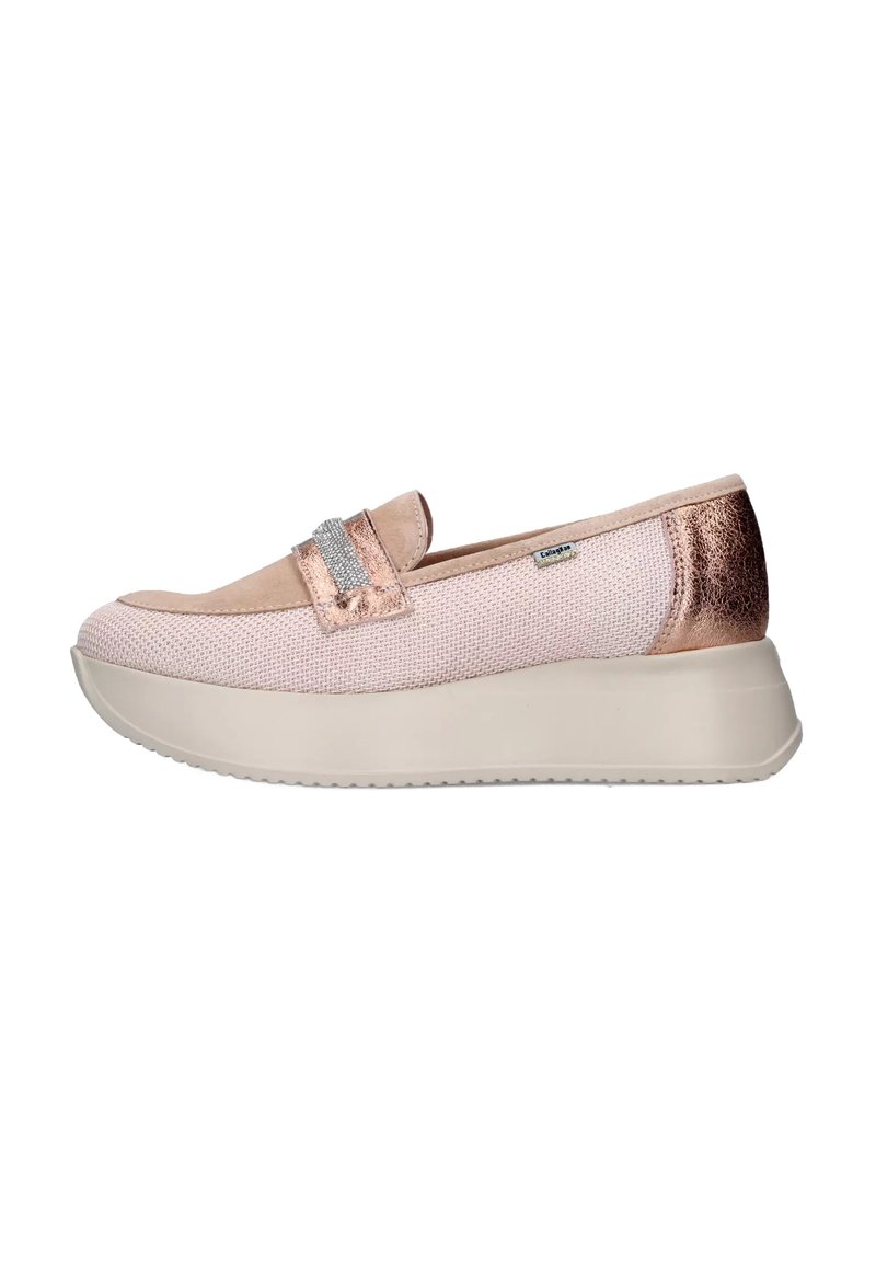 Scarpa slip-on rosa pallido con tomaia in maglia, fascia metallica e suola spessa beige. Retro testurizzato e design a punta rotonda.