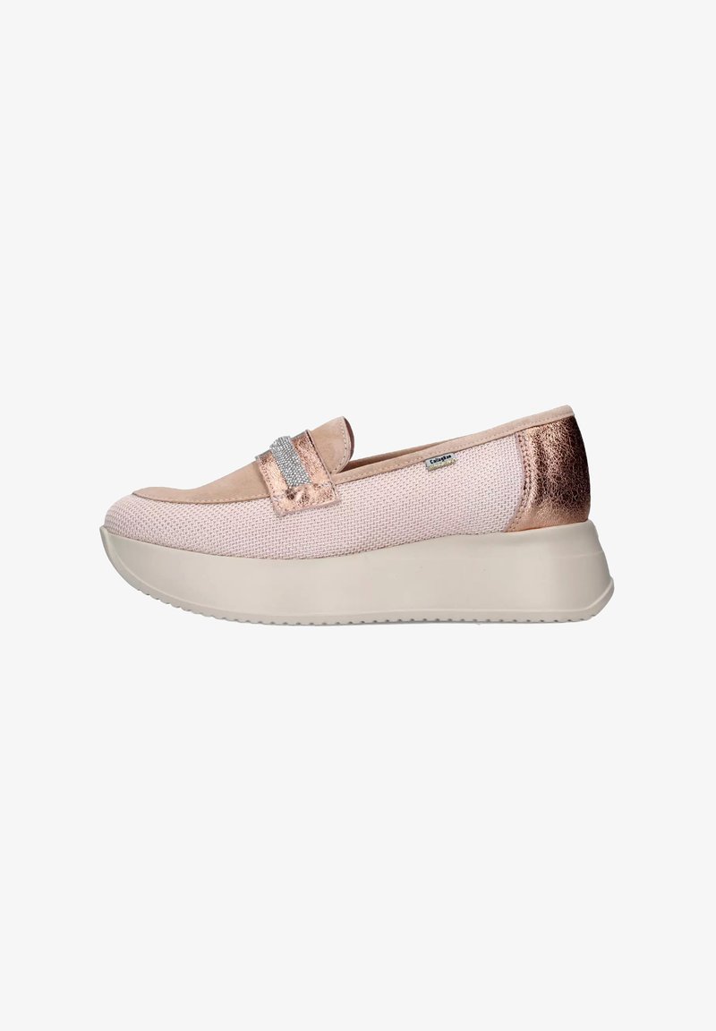 Scarpa slip-on rosa pallido con tomaia in maglia, fascia metallica e suola spessa beige. Retro testurizzato e design a punta rotonda.