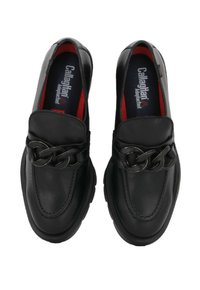 Mocasines de cuero negro con un acento de cadena gruesa en la parte superior. Punta redondeada, interior acolchado y suela de goma resistente.