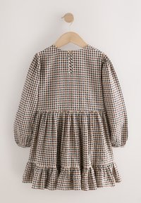 Bavlnené šaty s hnedým, námorníckym a krémovým kockovaným vzorom, s nariaseným pásom, volánikovým lemom a dlhými balónovými rukávmi. Zapínanie na gombíky vzadu.