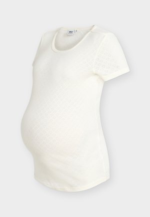 Cămașă albă de maternitate cu mânecă scurtă, cu un model subtil în formă de diamant și decolteu rotund, concepută pentru a acomoda burtica de gravidă.