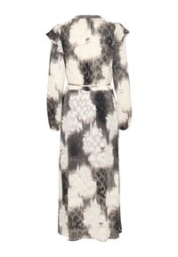 Vestido largo y fluido de tela ligera. Presenta un estampado floral en tonos de negro, blanco y gris con sutiles pliegues y mangas acampanadas.