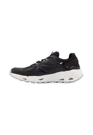Schwarzer Athletikschuh mit Obermaterial aus Mesh und Leder, weißer Zwischensohle, strukturierten Akzenten und geschwungener Form; entworfen für Komfort und Unterstützung.