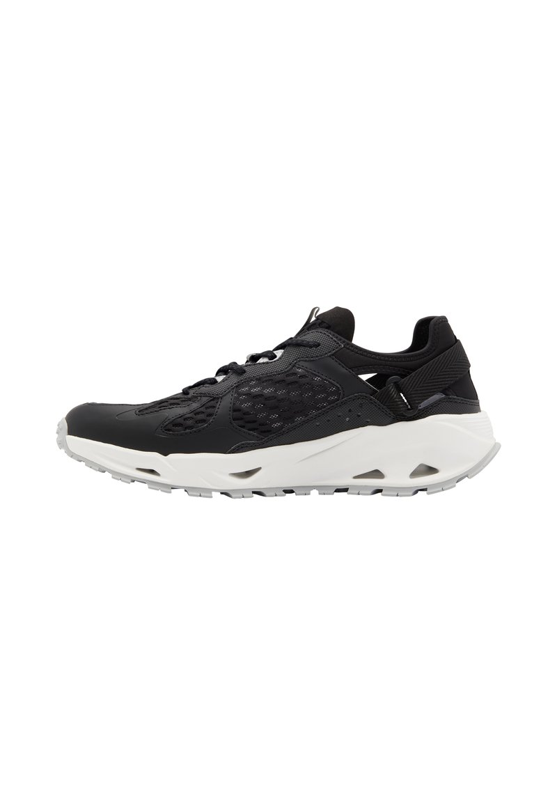 Schwarzer Athletikschuh mit Obermaterial aus Mesh und Leder, weißer Zwischensohle, strukturierten Akzenten und geschwungener Form; entworfen für Komfort und Unterstützung.