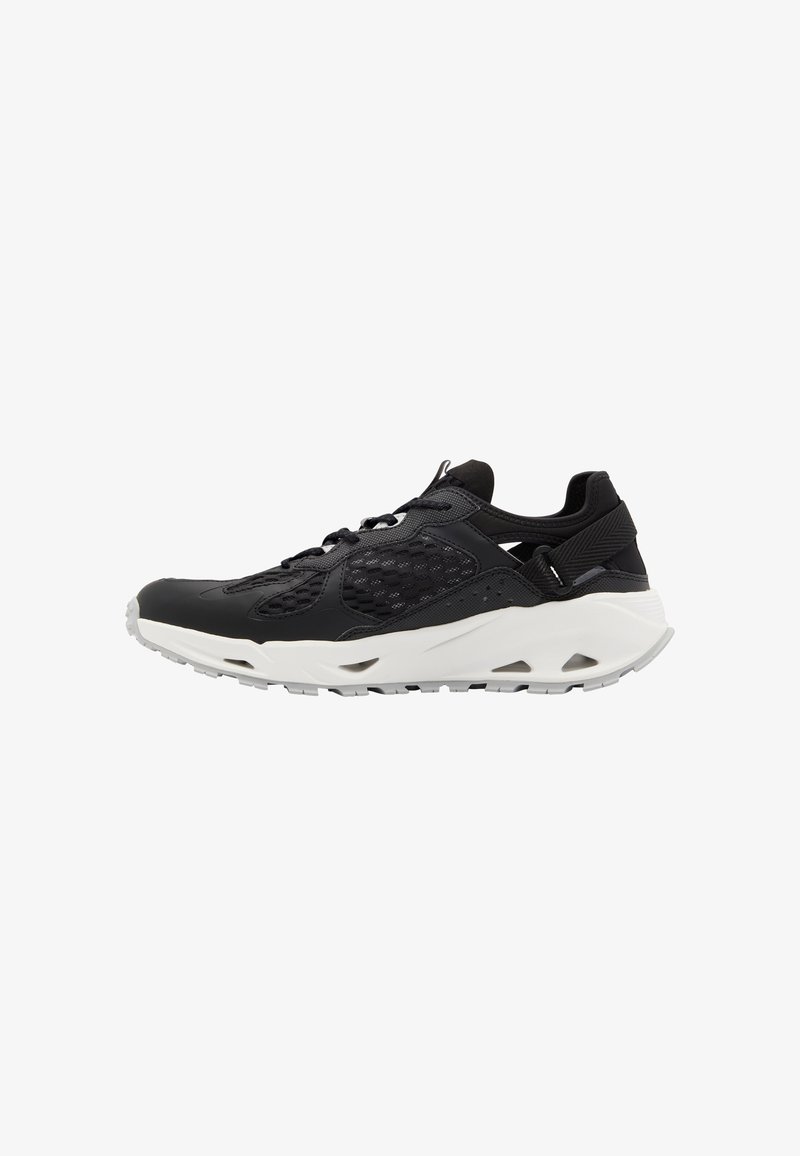 Scarpa da atletica nera con tomaia in rete e pelle, intersuola bianca, dettagli testurizzati e forma curvata; progettata per comfort e supporto.
