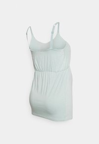 Vestido sem mangas azul claro com um corte solto, cintura franzida, textura suave e alças ajustáveis. O design é simples e funcional.