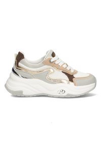 Sneakers con una toma in rete e suede, caratterizzati da accenti beige e metallici, una suola bianca spessa e chiusura con lacci.