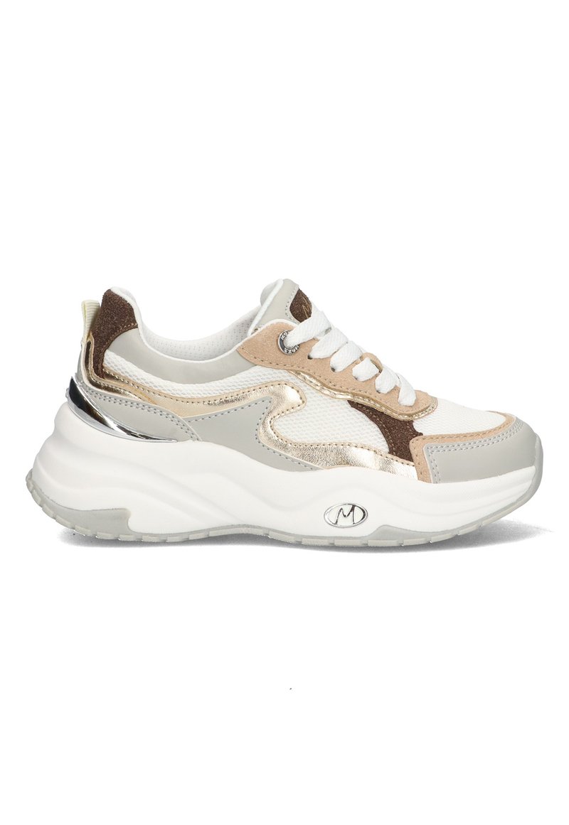 Sneakers con una toma in rete e suede, caratterizzati da accenti beige e metallici, una suola bianca spessa e chiusura con lacci.