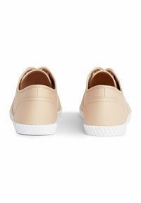 Ihantelevat väriset lenkkarit, joissa on sileä synteettinen päällinen, valkoinen teksturoitu kumipohja ja minimaalinen ommel. Pyöristetty kantapää ja pehmeä kaulus.