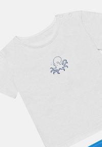 Camiseta de algodón blanca con escote redondo y mangas cortas. Presenta un gráfico de un pulpo azul en el frente, adornado con pequeñas burbujas.