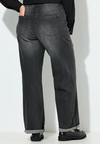 Donkergrijze denim broek met een relaxte pasvorm, met opgerolde boorden en subtiele studs op de zijzakken.
