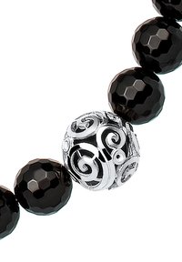 Sort perlearmbånd med glatte og facetterede sorte perler, prydet med en dekorativ rund perle i sølvfili-gran i midten.