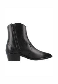 Botas de cuero negras hasta el tobillo con punta afilada, cremallera lateral y tacón bajo cuadrado. Textura suave con un detalle de costura mínimo.