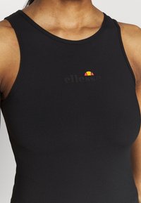 Černý bezrúškový top vyrobený z elastického materiálu. Obsahuje texturované logo v černé barvě a nad ním multicolorovou grafiku.