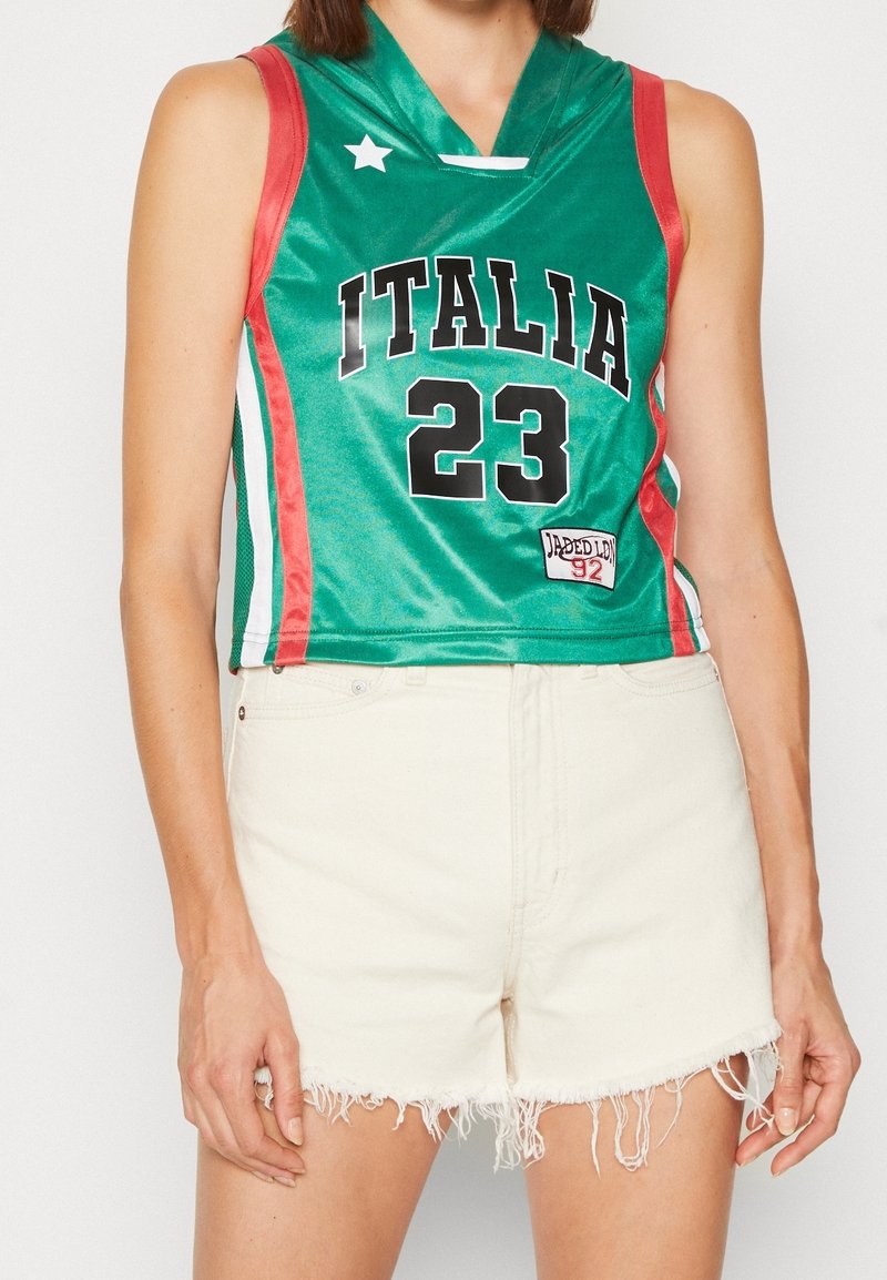 Zelený saténový basketbalový dres s potiskem "ITALIA 23" v černé barvě, s červenými a bílými akcenty. V kombinaci s bílými zničenými džínovými šortkami.