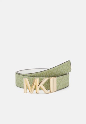 Ceinture de créateur vert clair avec motif répétitif du logo MK et grande boucle MK dorée, exposée enroulée sur fond blanc.