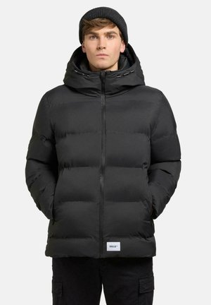Zwarte gewatteerde jas met een capuchon, voorzien van een rits aan de voorkant, zijzakken en een logopatch aan de onderkant. Glad textuur en een warm ontwerp.