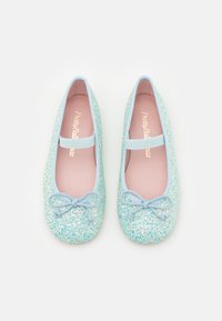 Ballerines bleu pailletées avec une texture douce, une lanière à la cheville et un détail en nœud à l'avant. Semelle intérieure rose avec impression de logo.