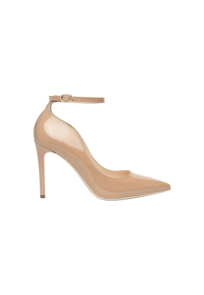 Décolleté nudo in vernice, con punta affusolata, design a balze e cinturino alla caviglia con fibbia in metallo.
