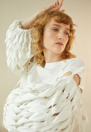 BACK CLOSURE STRINGS AND SLEEVES - Blouse - white
