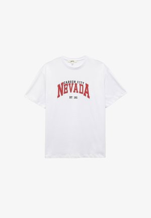 Witte katoenen t-shirt met korte mouwen, met daarop in rode tekst "CARSON CITY NEVADA" en "EST 1861" in het zwart. Eenvoudig, klassiek ontwerp.