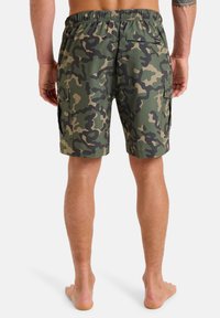 Športové plavky s maskáčovým vzorom v zeleno-bežovej farbe, elastický pás, bočné vrecká, vyrobené z ľahkej, rýchloschnúcej tkaniny.