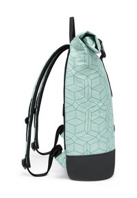 Zaino roll-top verde menta con motivo geometrico, base nera, spallacci regolabili e fibbie laterali per fissare la chiusura.
